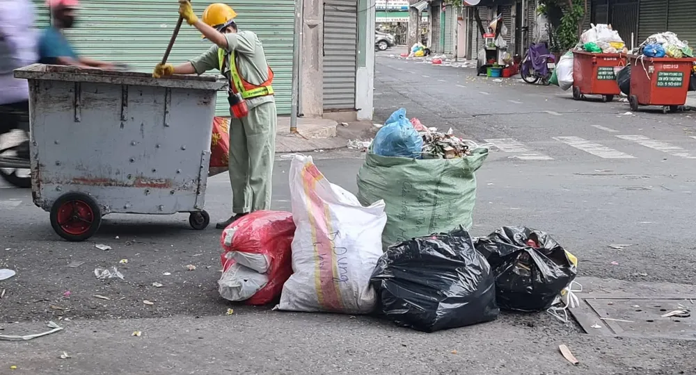 TP sẽ tiếp tục đầu tư các trang thiết bị, phương tiện để phục vụ công tác quét dọn, thu gom, vận chuyển rác. Ảnh: NC TP sẽ tiếp tục đầu tư các trang thiết bị, phương tiện để phục vụ công tác quét dọn, thu gom, vận chuyển rác. Ảnh: NC