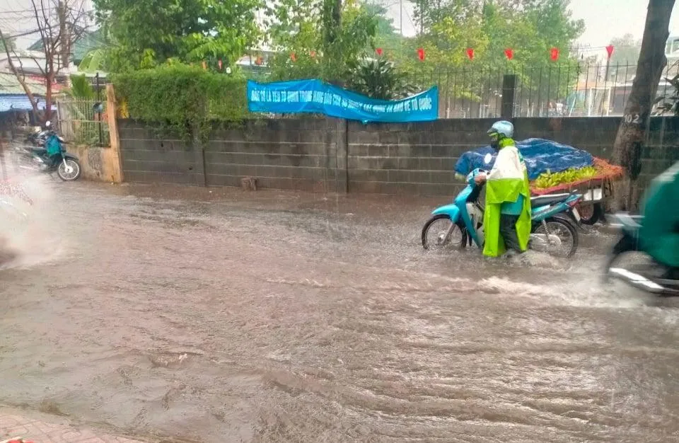 Ngập ở đường số 8, Phường Linh Xuân, TP Thủ Đức. Ảnh: T.LAN