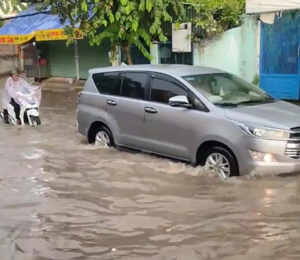 Mưa ngập ở khu vực cầu Xây, TP Thủ Đức. Ảnh: SREY OUN