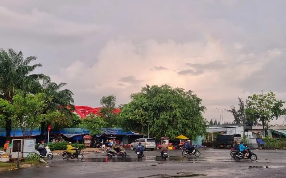 Cơn mưa bất ngờ ở Bình Chánh. Ảnh: HỮU HIỀN