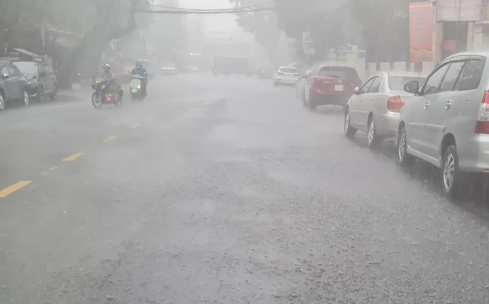 Mưa lớn ở quận Tân Bình, TP.HCM vào lúc 10 giờ ngày 18-5. Ảnh: NGUYỄN CHÂU Mưa lớn ở quận Tân Bình, TP.HCM vào lúc 10 giờ ngày 18-5. Ảnh: NGUYỄN CHÂU