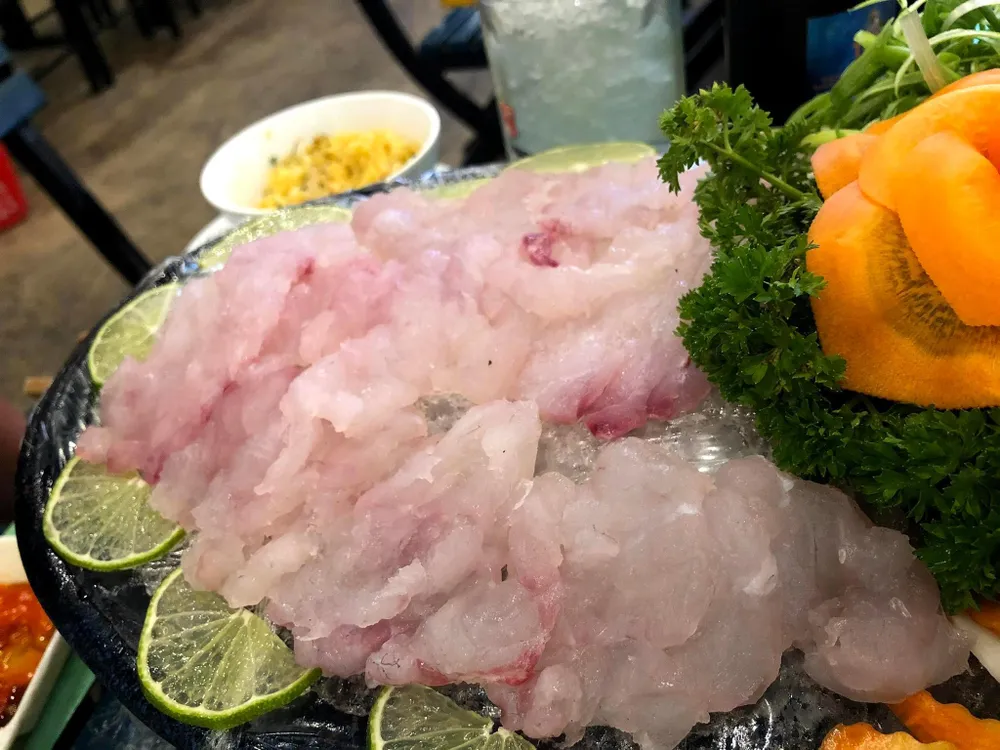 Cá sống là món ăn được nhiều bạn trẻ ưa thích. Ảnh: NGUYÊN VÕ