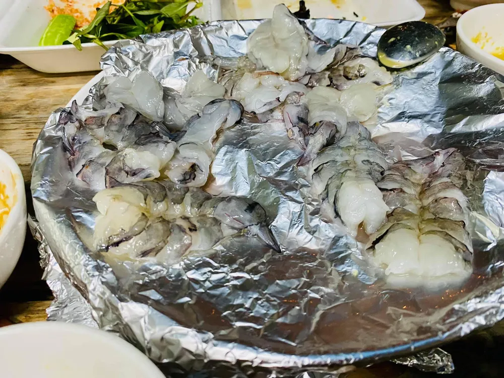 Người chế biến những món ăn sống cần phải được trang bị kiến thức. Ảnh: NGUYÊN VÕ