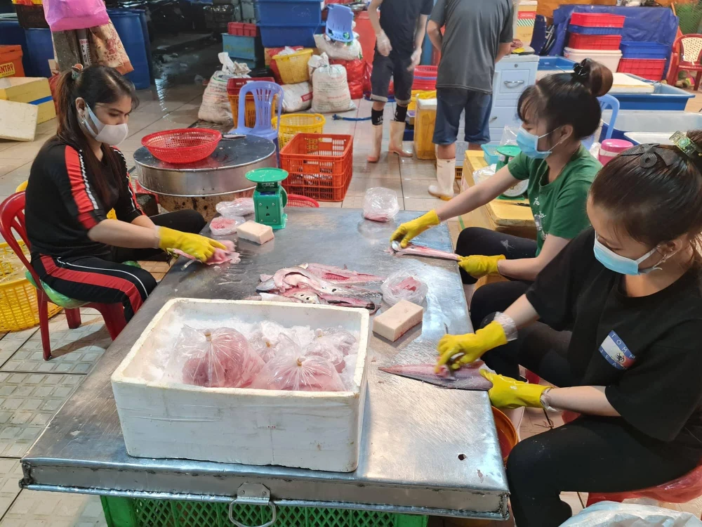 Kiểm tra an toàn thực phẩm tại chợ đầu mối Bình Điền. Ảnh: NGUYÊN VÕ