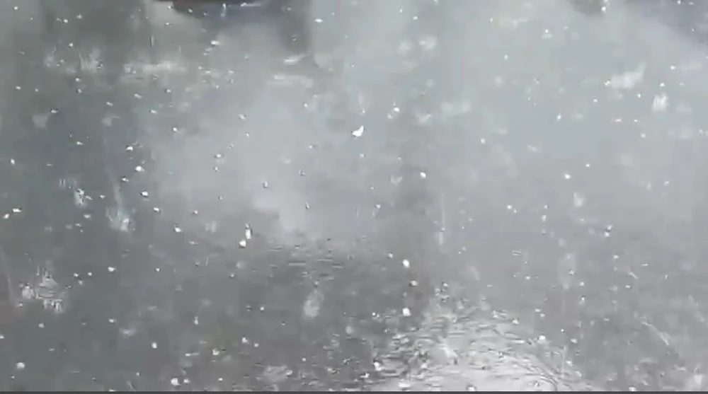 Mưa đá xuất hiện khoảng vài phút ở TP.HCM. Ảnh: PD