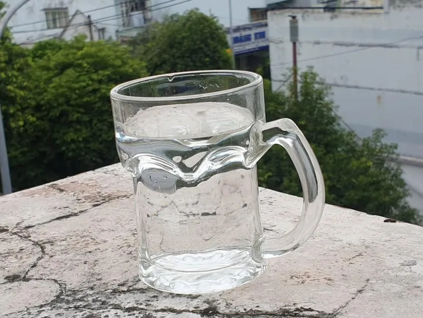 Uống không đủ nước có thể làm tăng cảm giác thèm ăn, từ đó khiến chúng ta ăn nhiều hơn dễ dẫn đến tăng cân. Ảnh: NV Uống không đủ nước có thể làm tăng cảm giác thèm ăn, từ đó khiến chúng ta ăn nhiều hơn dễ dẫn đến tăng cân. Ảnh: NV