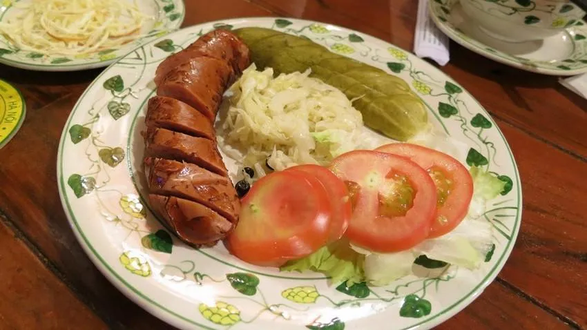 Ăn nhiều thức ăn chứa nhiều natri như xúc xích trong thời gian dài có thể gây tăng huyết áp. Ảnh: NV