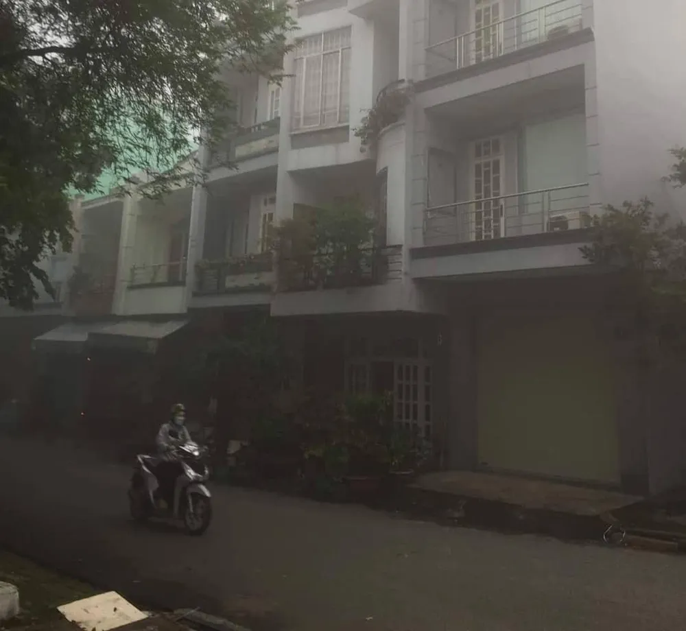 Sương mù bao phủ quận khu vực quận Bình Tân, TP.HCM. Ảnh: N. HIẾU