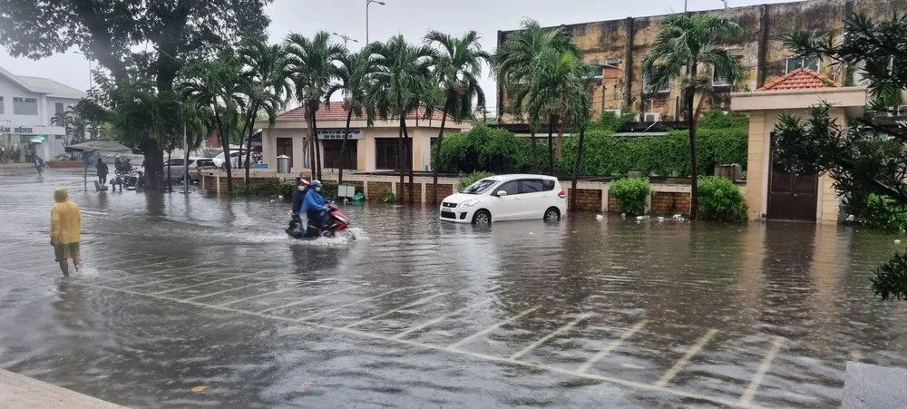 Ngập ở đường Võ Văn Kiệt, quận 5. Ảnh: HỮU HIỀN