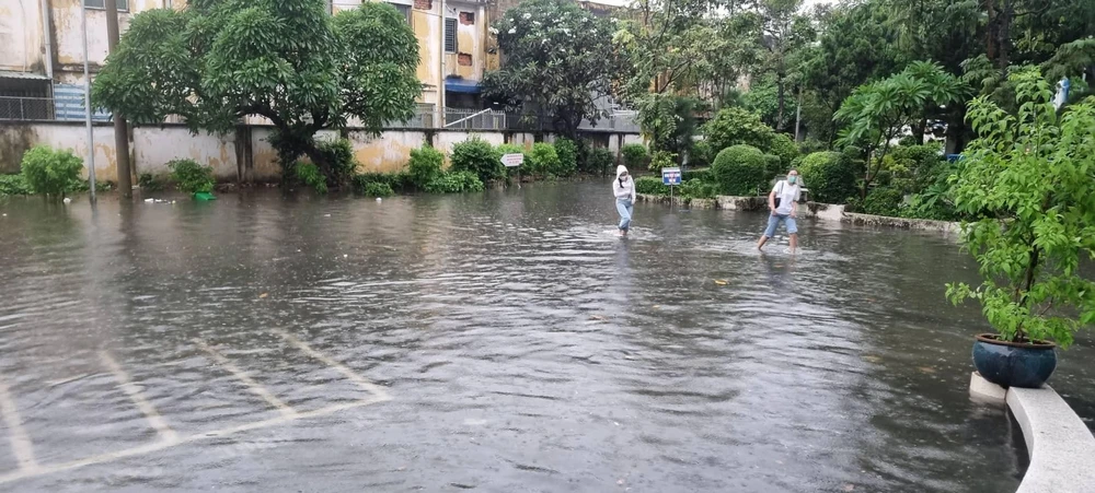 Mưa lớn khiến nước không thoát kịp, gây ngập cục bộ. Ảnh: HỮU HIỀN
