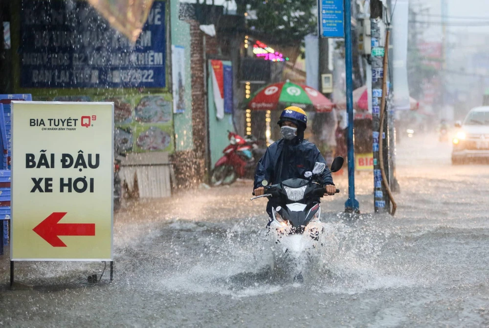Ngập ở đường Ung Văn Khiêm, quận Bình Thạnh. Ảnh: LP