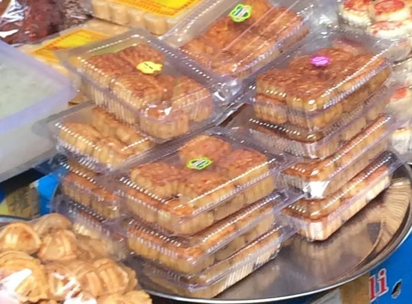 Không nên sử dụng bánh trung thu không có nhãn mác. Ảnh: NGUYÊN VÕ