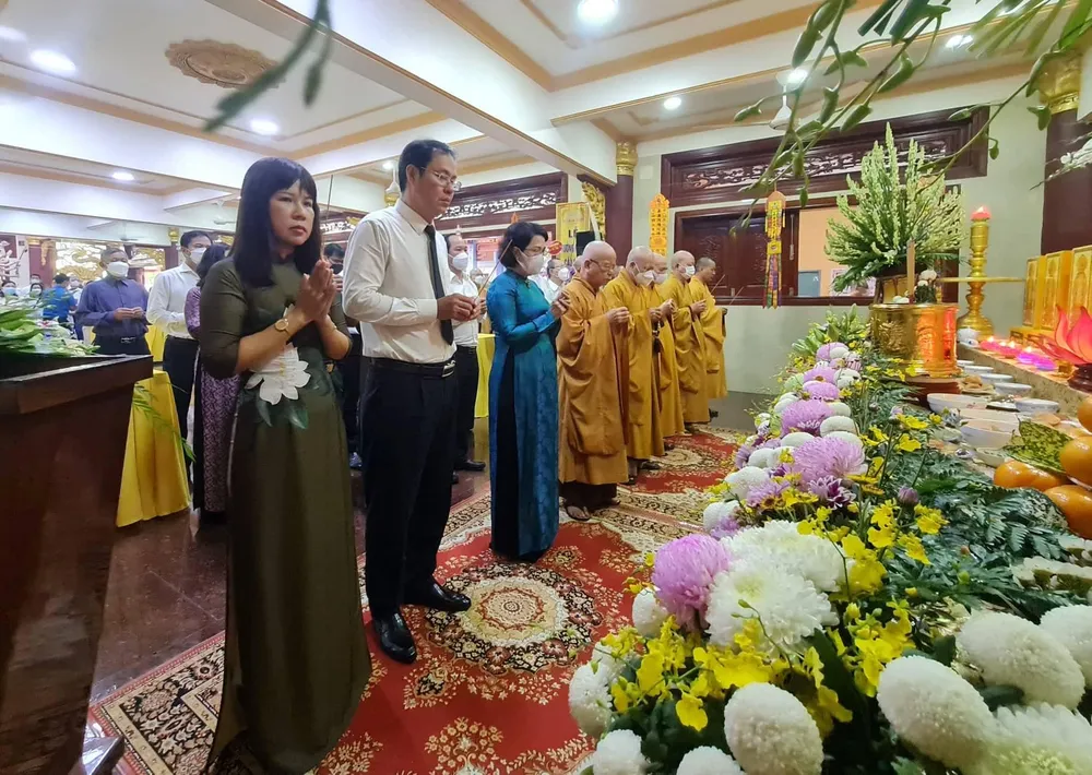 Lãnh đạo quận 1, Ban trị sự Giáo hội Phật giáo Việt Nam quận 1... thắp hương cho những người mất do COVID-19. Ảnh: NV