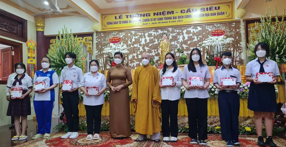 Trao học bổng cho trẻ em mồ côi do dịch COVID-19. Ảnh: NV