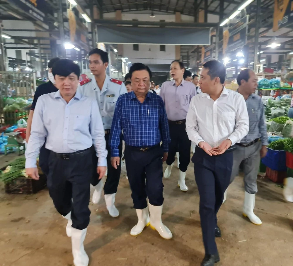 Ông Lê Minh Hoan cùng đoàn khảo sát tại chợ Bình Điền.