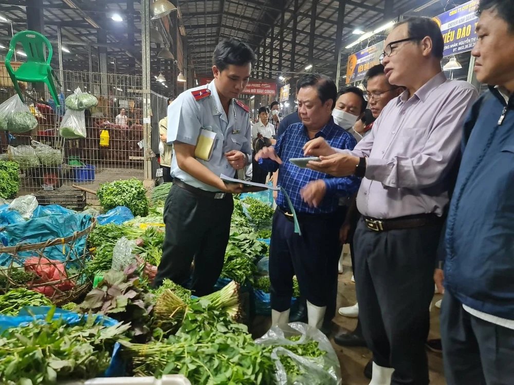 Đoàn công tác khảo sát tại quầy rau củ.