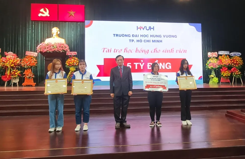 Trường trao học bổng cho các tân sinh viên. Ảnh: NGUYÊN VÕ Trường trao học bổng cho các tân sinh viên. Ảnh: NGUYÊN VÕ