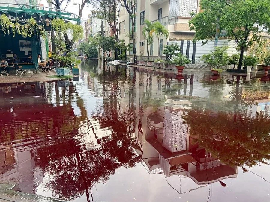 Mưa lớn khiến một số tuyến đường ở Tân Phú ngập trong làn nước màu đỏ ngày 23-10. Ảnh: NC Mưa lớn khiến một số tuyến đường ở Tân Phú ngập trong làn nước màu đỏ ngày 23-10. Ảnh: NC