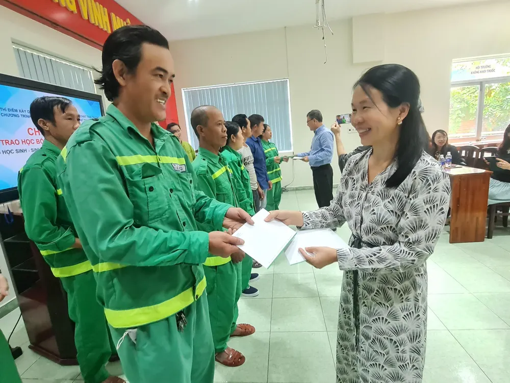 Đại diện CITENCO và PRO Việt Nam trao học bổng cho con em công nhân môi trường. Ảnh: NC