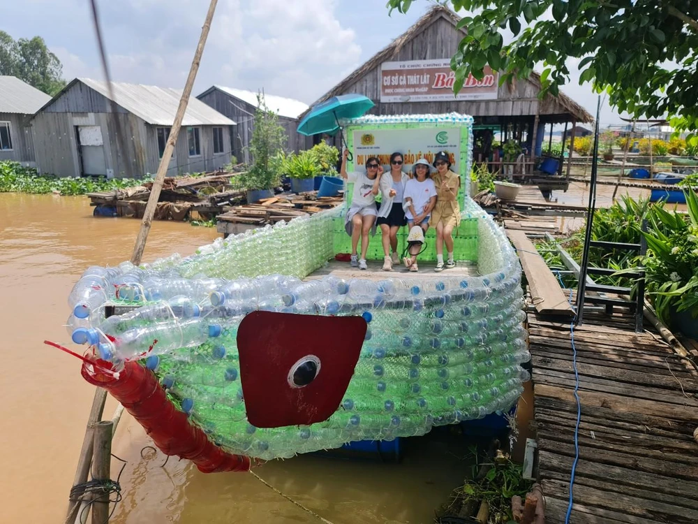 Du khách thích thú với chiếc thuyền làm từ chai nhựa