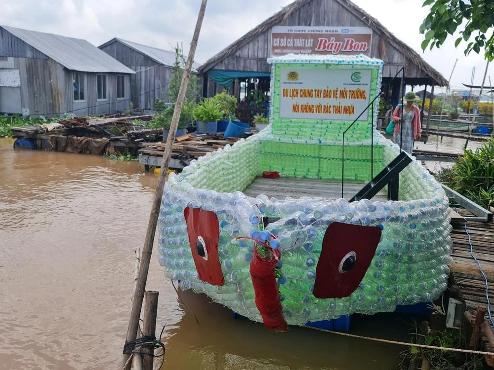 Chiếc thuyền được kết từ những chiếc chai nhựa đã qua sử dụng