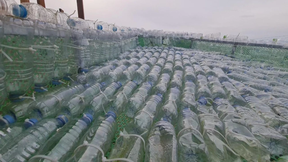 Chiếc thuyền được kết chặt với hàng ngàn chiếc chai nhựa