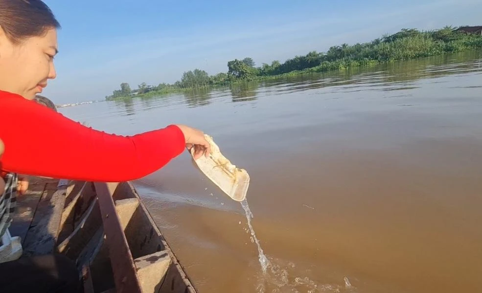 Người dân vớt rác trên sông