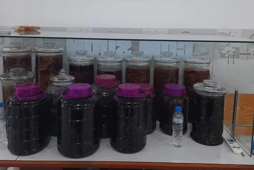 Nhiều cửa hàng bán lẻ rượu vẫn bán rượu cho trẻ vị thành niên. Ảnh: NV