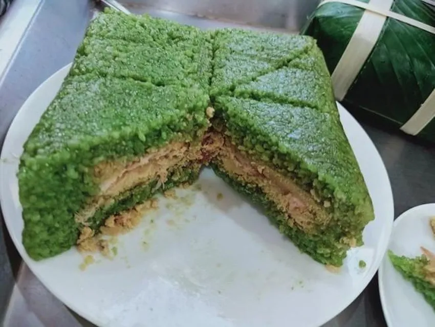 Bánh chưng bị nấm mốc hoặc có mùi lạ thì không nên sử dụng. Ảnh: HẠ QUYÊN