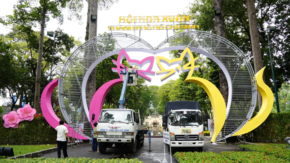 Cổng chào với hai chú mèo