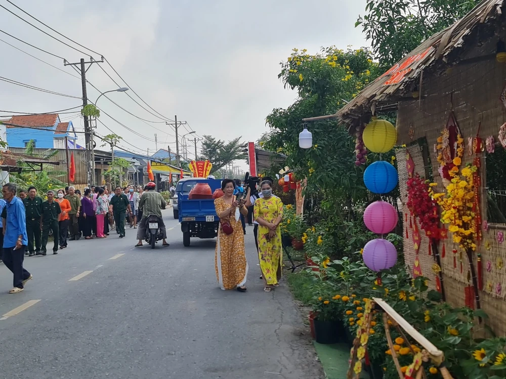 Du khách đến tham quan khu trưng bày các sản phẩm mai, lan