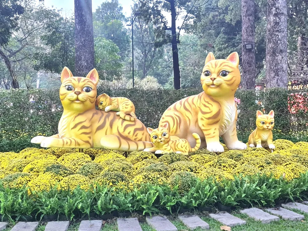 Cổng chào với những chú mèo