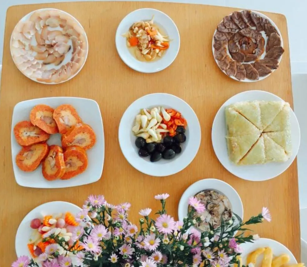 Tiêu thụ nhiều bánh chưng, đồ ăn chiên, rán có thể ảnh hưởng đến sức khỏe. Ảnh: TQ