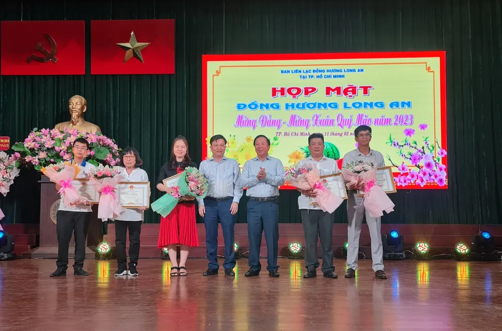 Ông Nguyễn Văn Út, Chủ tịch UBND tỉnh Long An tặng bằng khen cho các cá nhân, tập thể có thành tích tiêu biểu trên địa bàn tỉnh. Ảnh: NV