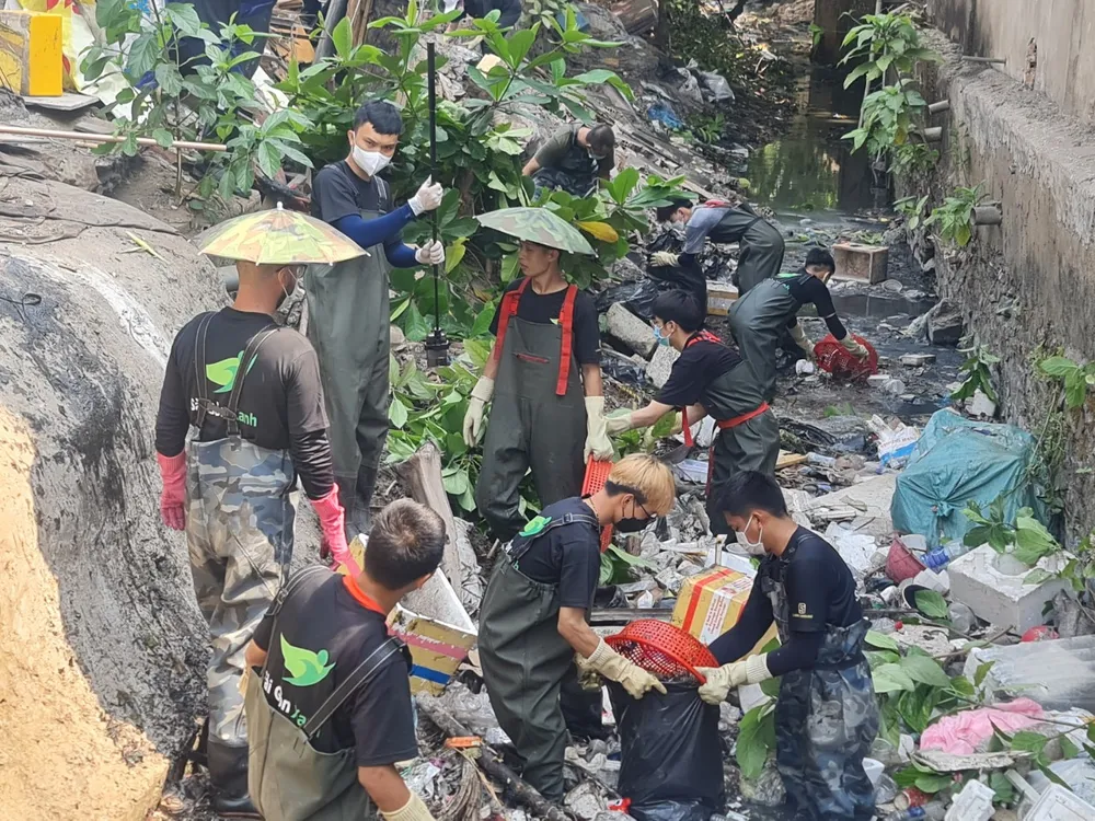 Sau khi khảo sát các dòng kênh, nhóm Sài Gòn Xanh liên hệ với địa phương để thực hiện dọn dẹp.