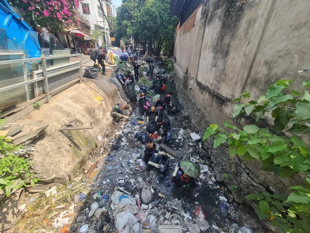 Nhóm bạn trẻ cùng nhau dọn rác trên dòng kênh A41, phường 14, quận Tân Bình.