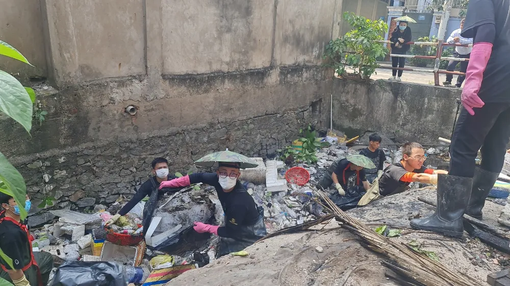 Nhóm thu hút được nhiều người trẻ tham gia, trong đó có cả người nước ngoài.