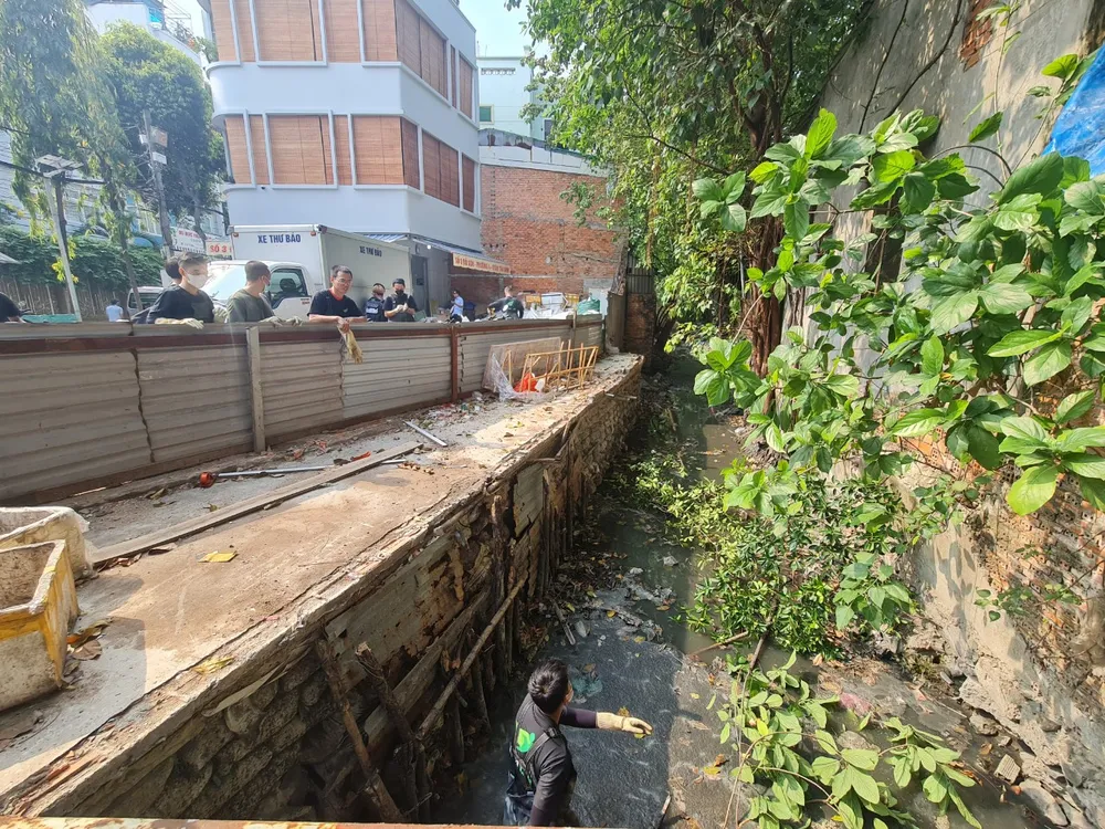 Dòng kênh với nhiều loại rác thải.