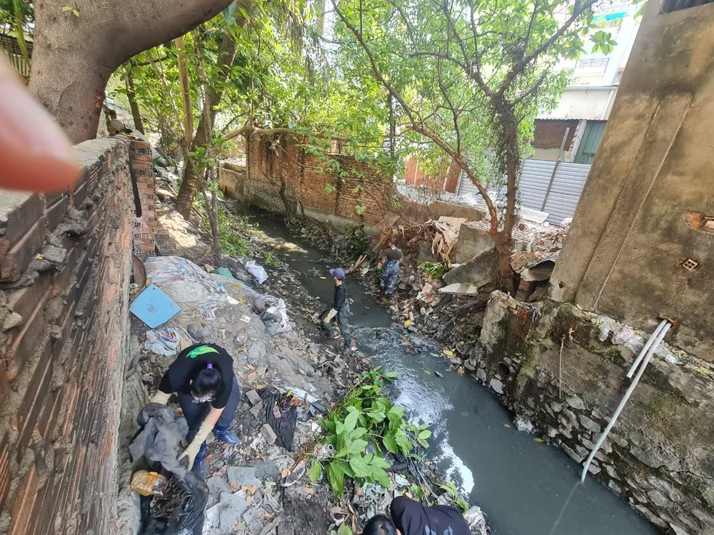 Sau vài giờ, dòng kênh đã được thông thoáng.