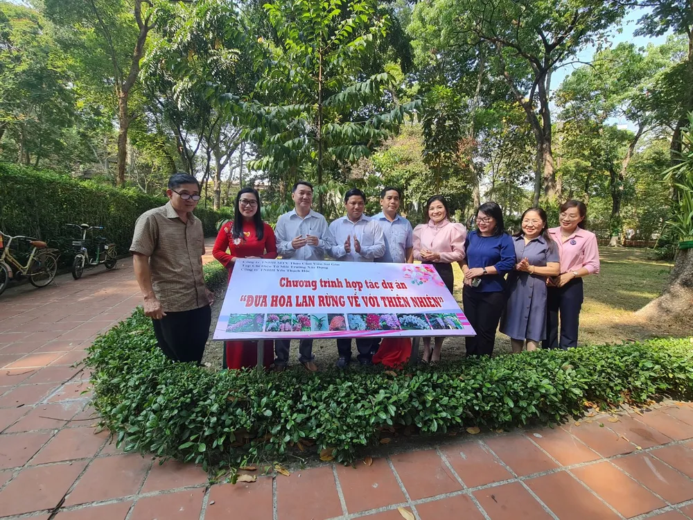 Chương trình "đưa lan rừng về với thiên nhiên" được diễn ra vào sáng 21-3. Ảnh: NC Chương trình "đưa lan rừng về với thiên nhiên" được diễn ra vào sáng 21-3. Ảnh: NC