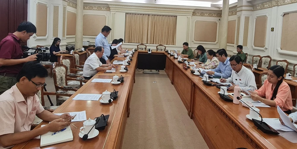 Buổi giám sát về công tác cấp GCN QSDĐ, quyền sở hữu nhà ở và tài sản khác gắn liền với đất cho tổ chức và cá nhân tại các dự án phát triển nhà ở thương mại trên địa bàn TP. Ảnh: NGUYỄN CHÂU