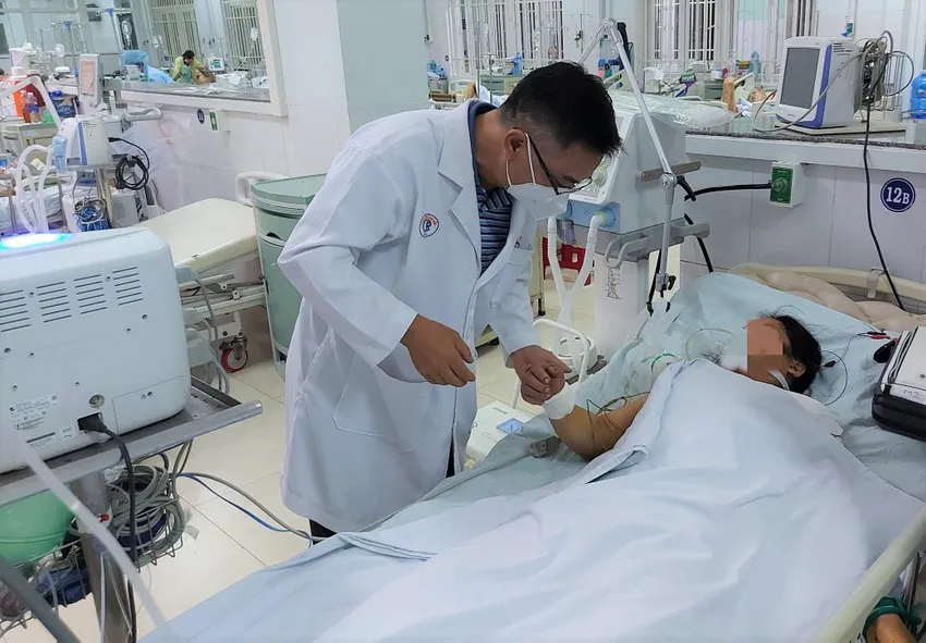 Bác sĩ BV Chợ Rẫy kiểm tra tình hình một bệnh nhân ngộ độc thực phẩm. Ảnh: BVCC