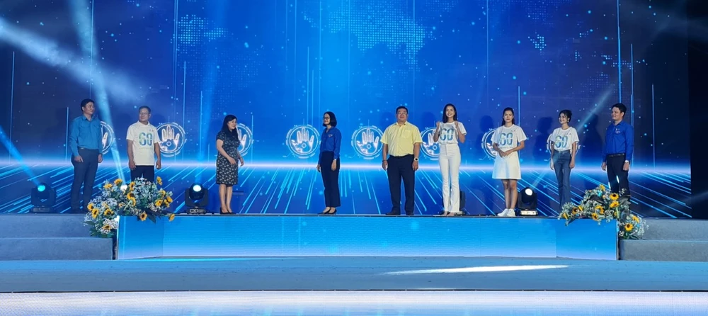 Lãnh đạo, ban tổ chức và các đại sứ của chiến dịch Giờ Trái đất thực hiện nghi thức tắt điện