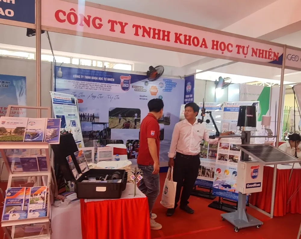 Triển lãm các trang thiết bị quan trắc KTTV và môi trường tại hội thảo. Ảnh: NC Triển lãm các trang thiết bị quan trắc KTTV và môi trường tại hội thảo. Ảnh: NC