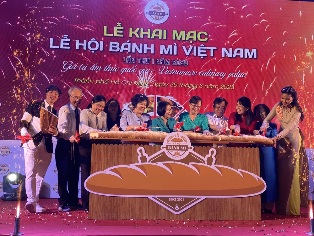 Nghi thức cắt bánh mì khai mạc lễ hội