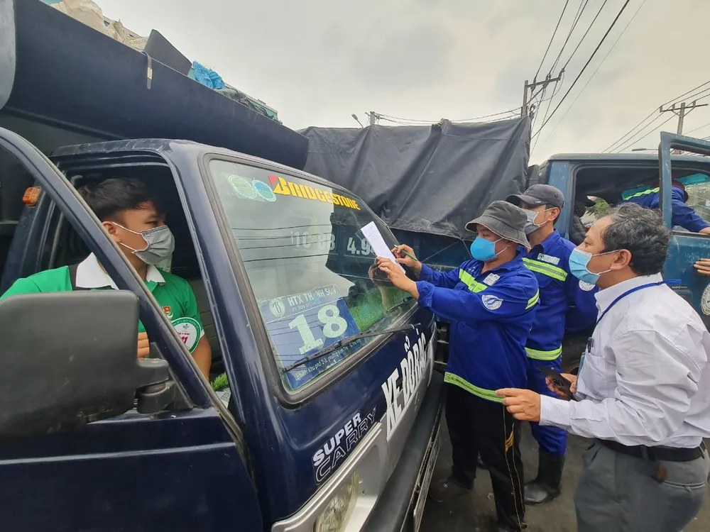 CITENCO dán logo nhận diện phương tiện thu gom rác. Ảnh: NC CITENCO dán logo nhận diện phương tiện thu gom rác. Ảnh: NC