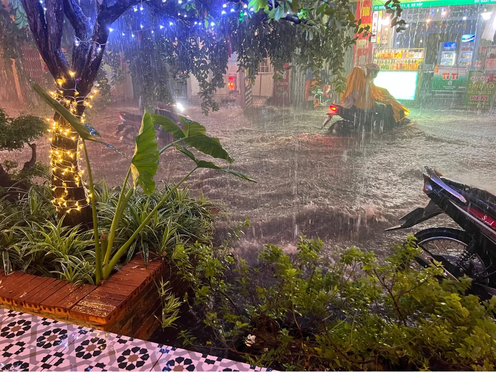 Mưa tối 15-4 gây ngập ở quận Tân Phú, TP.HCM. Ảnh: DTP Mưa tối 15-4 gây ngập ở quận Tân Phú, TP.HCM. Ảnh: DTP