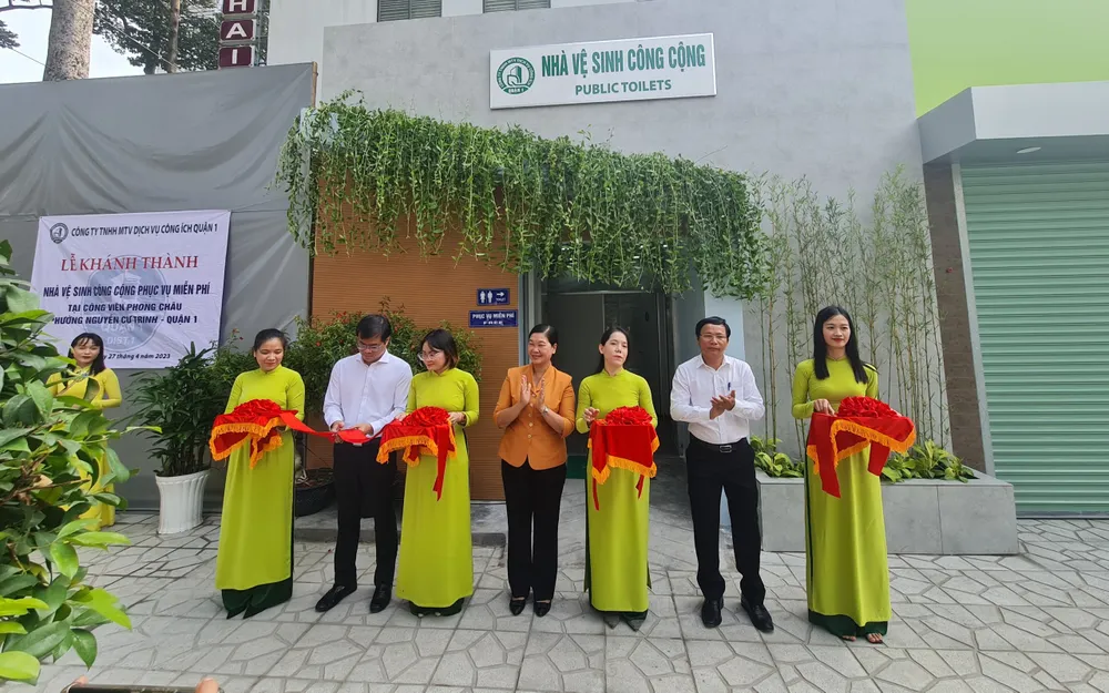 Lãnh đạo quận 1 cắt băng khánh thành NVSCC. Ảnh: NC