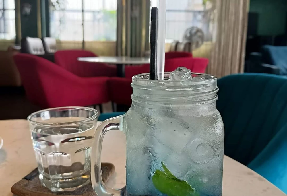 Nên bổ sung đủ nước cho trẻ trong những ngày nắng nóng. Tuy nhiên nên hạn chế sử dụng nước đá. Ảnh: TT