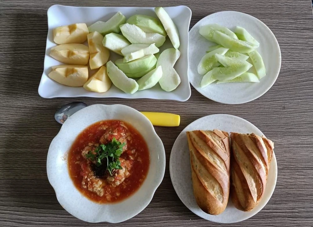 Cần bổ sung thêm trái cây và rau xanh cho trẻ. Ảnh: TT